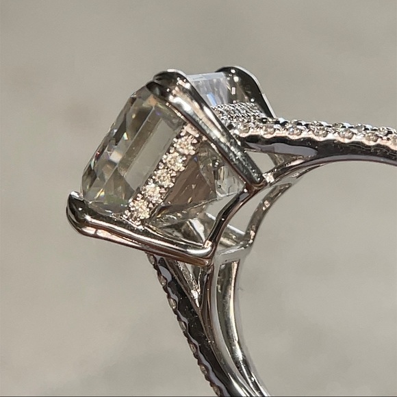 10ct Platinum “Queen” Ring - Emerald Cut - Picture 9 of 17